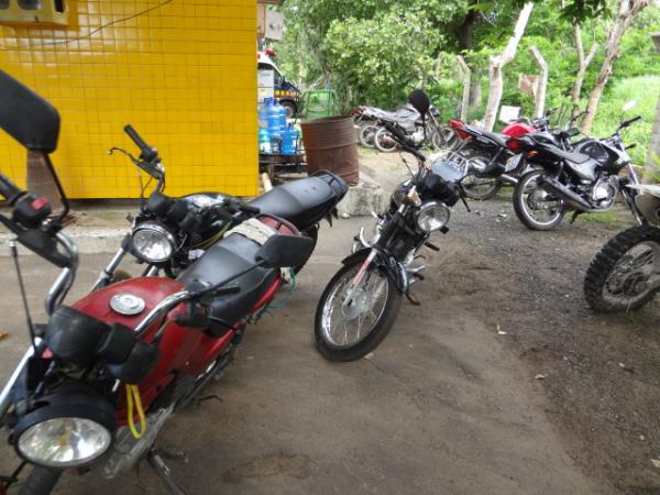 Motos apreendidas pela PRF são encaminhadas para par pátio do DETRAN(Imagem:FlorianoNews)