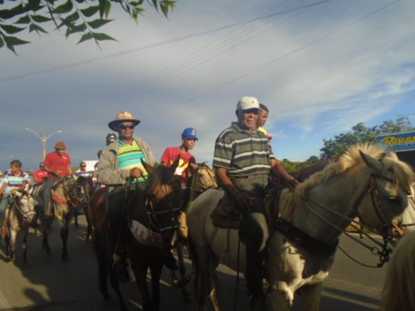 Tradicional cavalgada reúne cavaleiros e amazonas em Floriano.(Imagem:FlorianoNews)