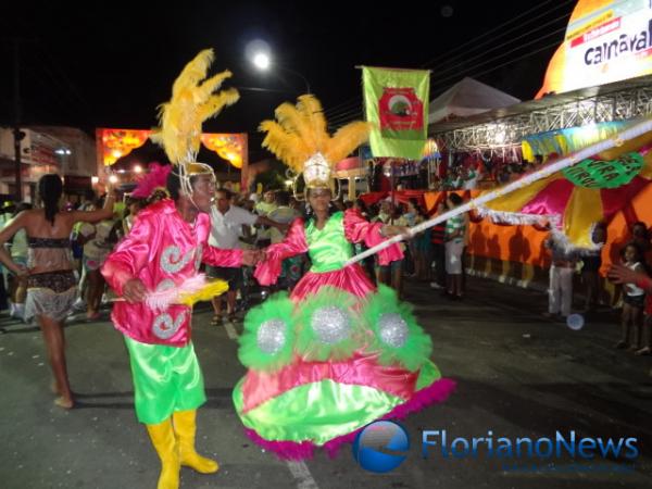 Cores, brilhos e samba no pé marcaram os desfiles das escolas de samba. (Imagem:FlorianoNews)