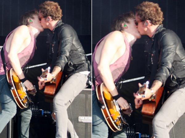 Integrantes da banda McFly se beijam durante show na Inglaterra.(Imagem:Divulgação)