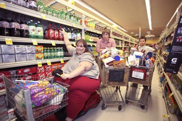 Susanne Eman com os dois filhos, Brendin e Gabriel, durante ida ao supermercado. (Imagem:Laurentiu Garofeanu/Barcroft Media/Getty Images)