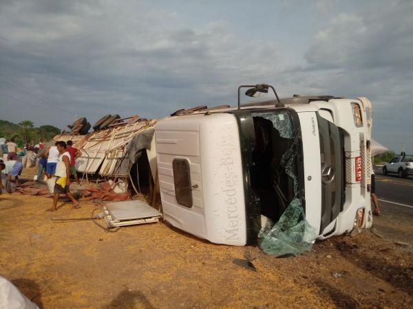 Carreta carregada de milho tomba e carga é saqueada na localidade Paracaty(Imagem:FlorianoNews)