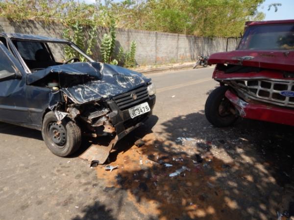 Automóvel bate de frente em caminhonete no centro de Beneditinos.(Imagem:Portalr10)