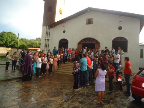 Igreja que teve sacrário e imagens destruídas recebe missa de desagravo em Floriano.(Imagem:FlorianoNews)