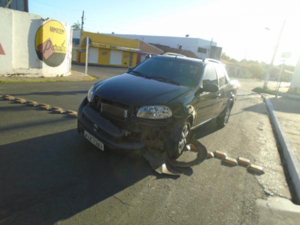 Veículo é abandonado no bairro Ibiapaba(Imagem:FlorianoNews)