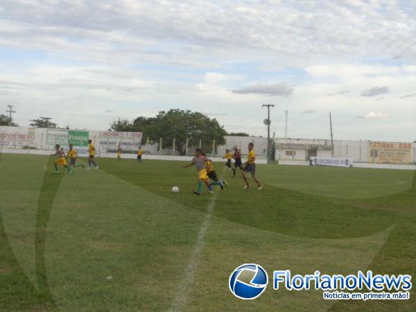 Jogo Solidário arrecada 100 kg de alimentos em prol da APAE de Floriano.(Imagem:FlorianoNews)