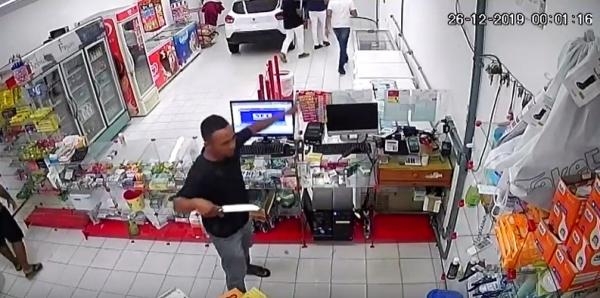Vídeo: homem armado com faca assalta farmácia no interior do Piauí(Imagem:Reprodução)
