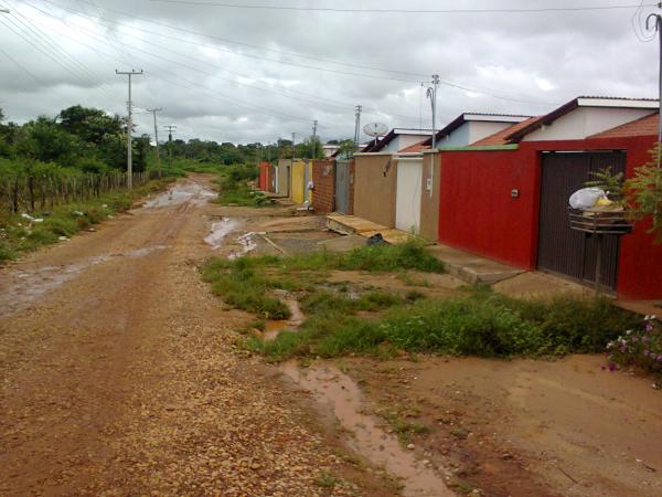 Moradores da Rua Sete de Setembro reclamam de lama, buracos e escuridão.(Imagem:FlorianoNews)