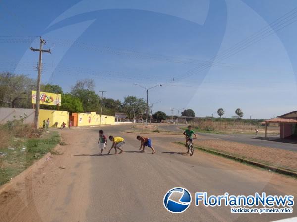 Distribuição de bombons marca o Dia das Crianças em Floriano.(Imagem:FlorianoNews)