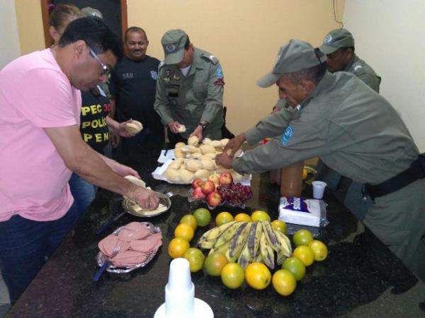 Imprensa de Floriano surpreende comando da PM com café da manhã.(Imagem:3ºBPM)