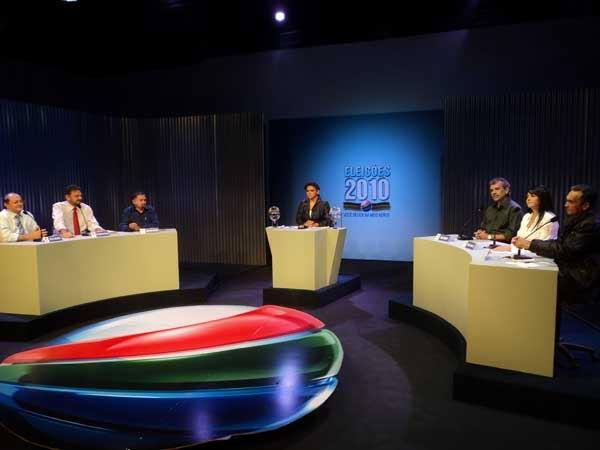 Candidatos a governador e Maia Veloso mediou o debate(Imagem:180 graus)