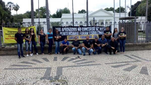 Aprovados em concurso iniciam acampamento em frente ao Palácio de Karnak(Imagem:Reprodução)