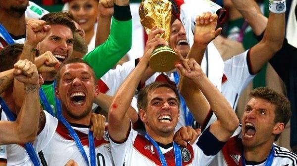 Lahm levanta a taça no Maracanã.(Imagem:Getty)