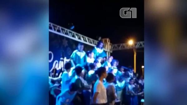 Momento em que parte do palco cai com coral de crianças em Uruçuí, no Piauí.(Imagem:Reprodução)