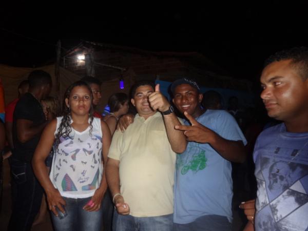 Festa com a banda Os Manos do Forró.(Imagem:FlorianoNews)