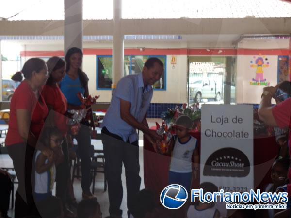 Cacau Show de Floriano doa ovos de chocolate para crianças da Creche Municipal.(Imagem:FlorianoNews)