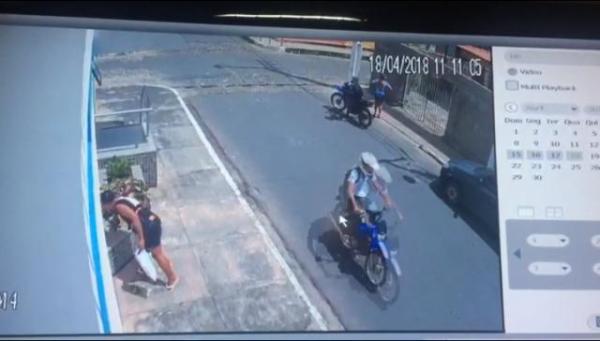Mulher rouba planta no centro de Floriano e é flagrada por câmeras de segurança.(Imagem:Reprodução)