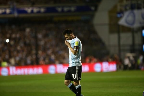 Casagrando, que já enfrentou Maradona, diz que ex-jogador exibia espírito guerreiro que falta a Messi.(Imagem:Reuters)