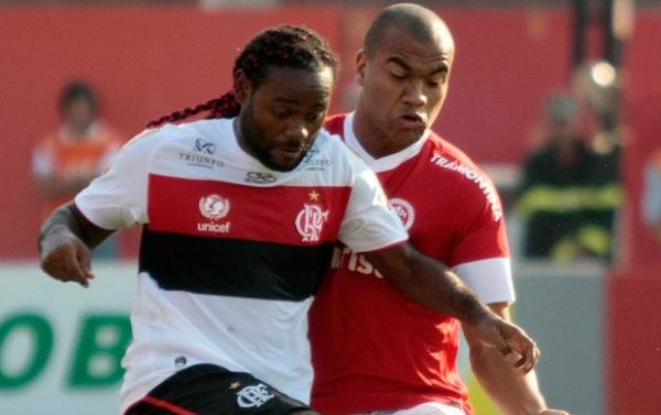 Autor do gol do Fla, Love enfrenta marcação de Rodrigo Moledo.(Imagem: Wesley Santos / Futura Press)