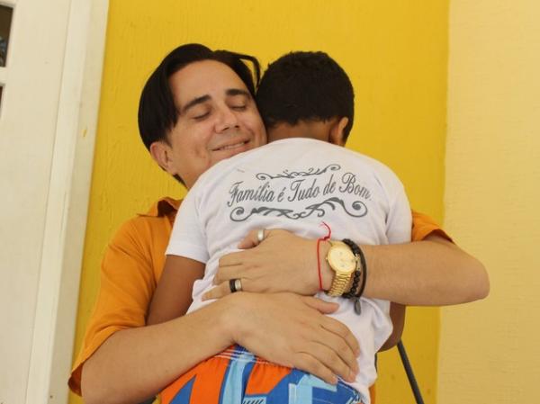 Fabrício Cesar, 41 anos, e o filho de 7 anos.(Imagem:Gustavo Almeida/ G1)