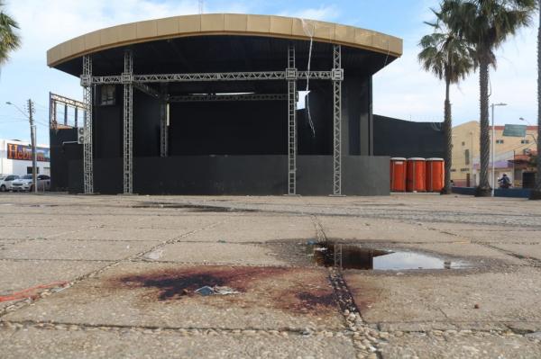 Praça no bairro Dirceu, em Teresina, ficou manchada de sangue depois de tiroteio.(Imagem:Lucas Marreiros/G1)