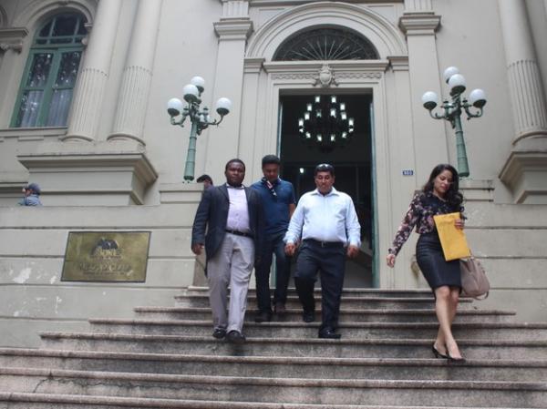 Grupo esteve na manhã desta terça (5) na Prefeitura para protocolar o documento.(Imagem:Fernando Brito/G1)