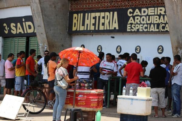 Albertão é único ponto credenciado para venda de ingressos da rodada dupla das semifinaiS.(Imagem:Renan Morais)