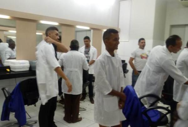 Alunos fazem aula prática de corte de cabelos masculinos no Senac de Floriano.(Imagem:FlorianoNews)