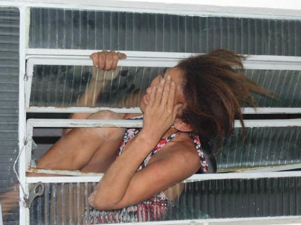 Mulher fica presa em janela após tentar fugir de delegacia em Floriano.(Imagem:Polícia Civil de Floriano)