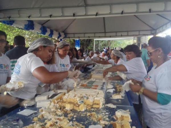 Centenas de pessoas acompanharam o corte e distribuição do bolo.(Imagem:Catarina Costa/G1)