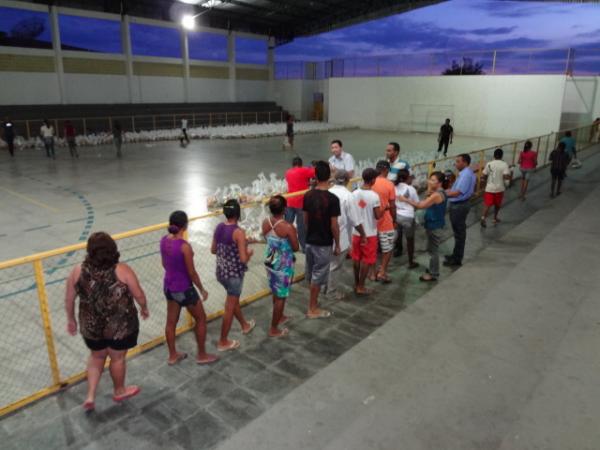 Famílias são beneficiadas com cestas básicas.(Imagem:FlorianoNews)