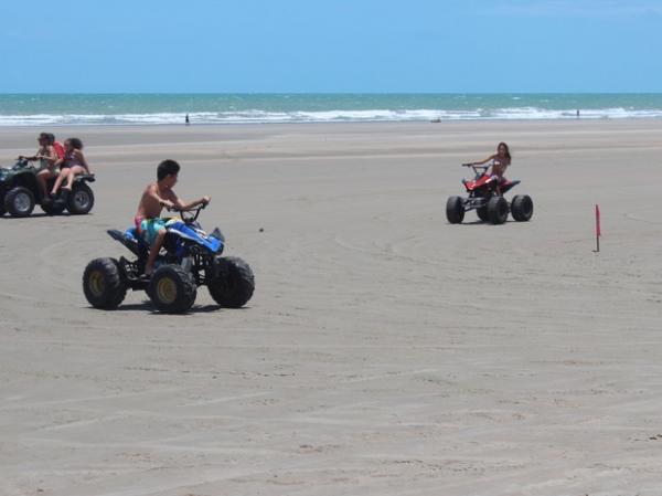 Crianças em quadriciclos no litoral do PIauí.(Imagem:Ellyo Teixeira/G1)