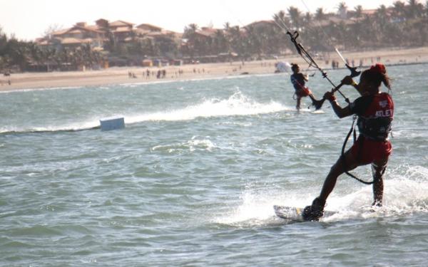 Do futebol para o kite: mar e manobras radicais viraram paixão de Estefânia. (Imagem:Emanuele Madeira)