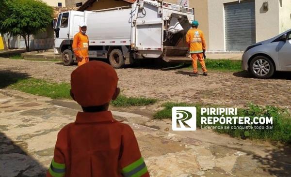 Fã dos coletores de lixo, menino de três anos é surpreendido em cidade do Piauí(Imagem:Reprodução)