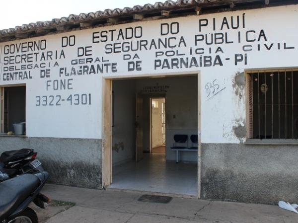 Jovem foi detido e permanece na Central de Flagrantes de Parnaíba.(Imagem:Patrícia Andrade/G1)