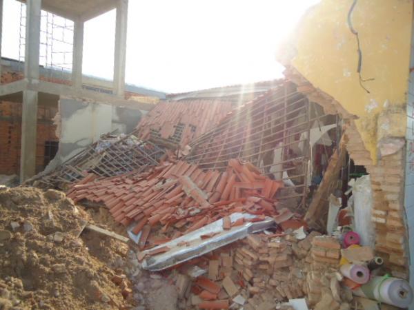 Telhado de loja cai e uma funcionária fica ferida em Floriano.(Imagem:FlorianoNews)
