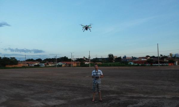 Walkyson Elery controla seu drone.(Imagem:Jc24horas)