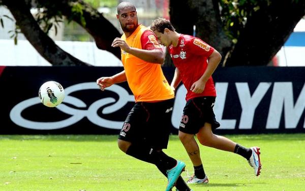 Adriano participou do rachão com o grupo do Fla.(Imagem:Cezar Loureiro / Agência O Globo)