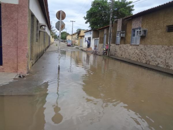 Vazamento de água está causando transtornos em ruas de Floriano.(Imagem:FlorianoNews)