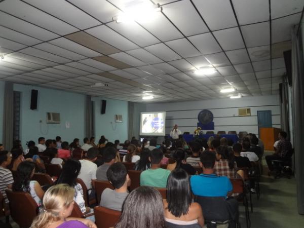 Realizada a palestra ?Excelência no Atendimento, o caminho para o sucesso em vendas? em Floriano.(Imagem:FlorianoNews)