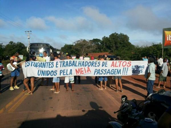 População interdita rodovia durante protesto no interior do Piauí.(Imagem: Júlio Rodrigues)
