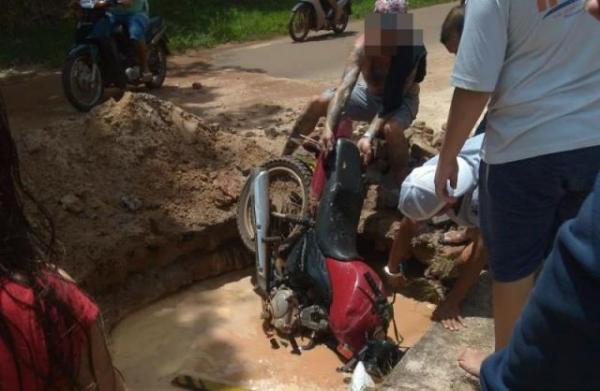 Motociclista cai em buraco feito por equipe da Agespisa.(Imagem:Revista AZ)