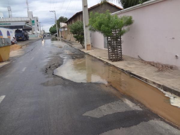 Vazamento de água está causando transtornos em ruas de Floriano.(Imagem:FlorianoNews)