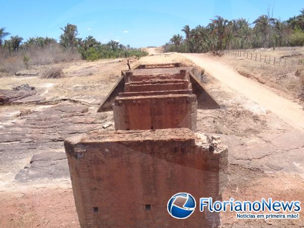 Obras de pontes que custam milhões ficaram no meio do caminho em Arraial-PI(Imagem:FlorianoNews)