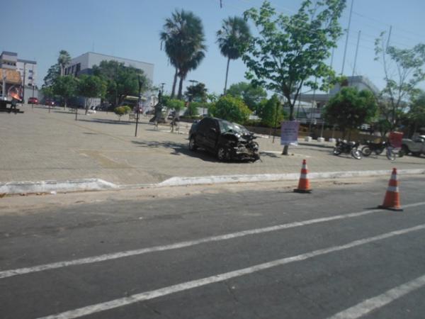 Exposição de carros batidos visa conscientizar motoristas em Floriano.(Imagem:FlorianoNews)