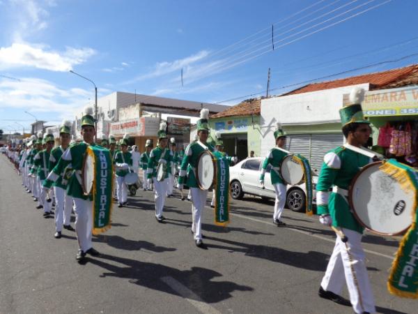 Desfile marca abertura de comemorações pelos 45 anos do Colégio Industrial.(Imagem:FlorianoNews)