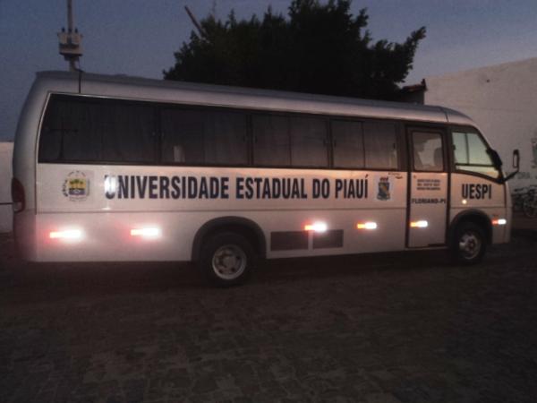 Ônibus Escolar da UESPI campus de Floriano(Imagem:Cida Santana)