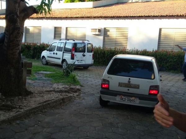 Jovens condenados por crime em Castelo chegaram em carros separdos ao CEM.(Imagem:Ellyo Teixeira/G1)