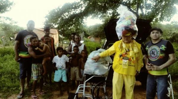 Colecionadores do Reggae e Repórter Amarelinho entregam cadeira de rodas a idosa.(Imagem:FlorianoNews)