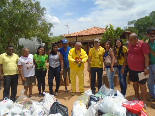 Moradores da zona rural de Floriano recebem doações de roupas e alimentos.(Imagem:FlorianoNews)